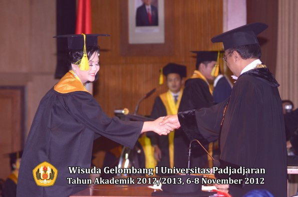 wisuda-unpad-gel-i-ta-2012_2013-fakultas-ilmu-komunikasi-oleh-rektor-036