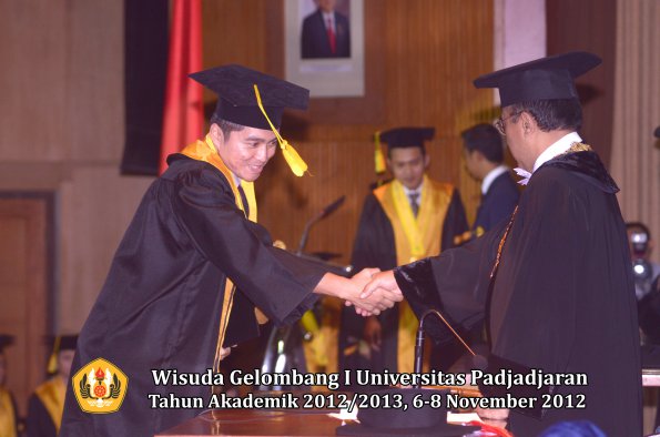 wisuda-unpad-gel-i-ta-2012_2013-fakultas-ilmu-komunikasi-oleh-rektor-037