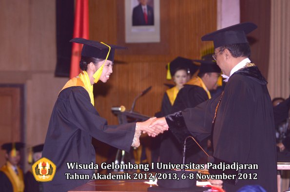 wisuda-unpad-gel-i-ta-2012_2013-fakultas-ilmu-komunikasi-oleh-rektor-039