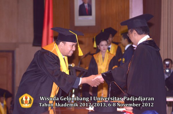 wisuda-unpad-gel-i-ta-2012_2013-fakultas-ilmu-komunikasi-oleh-rektor-040