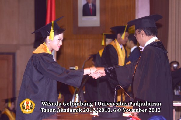 wisuda-unpad-gel-i-ta-2012_2013-fakultas-ilmu-komunikasi-oleh-rektor-041