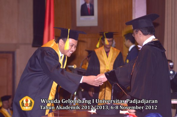 wisuda-unpad-gel-i-ta-2012_2013-fakultas-ilmu-komunikasi-oleh-rektor-044