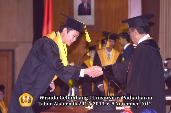 wisuda-unpad-gel-i-ta-2012_2013-fakultas-ilmu-komunikasi-oleh-rektor-047