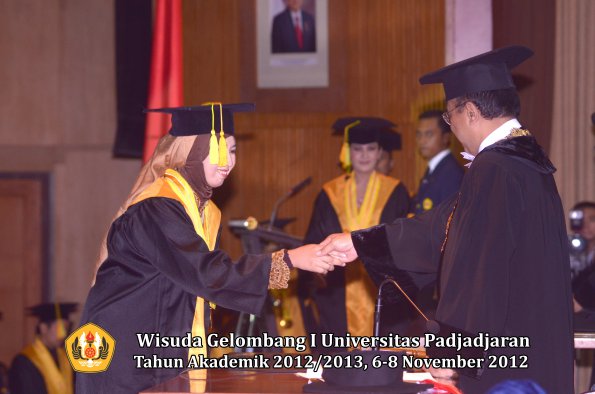 wisuda-unpad-gel-i-ta-2012_2013-fakultas-ilmu-komunikasi-oleh-rektor-049