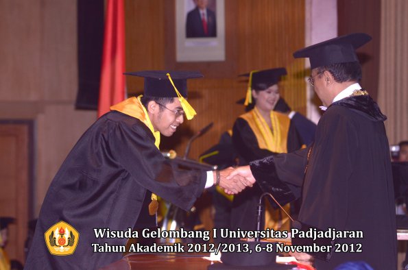 wisuda-unpad-gel-i-ta-2012_2013-fakultas-ilmu-komunikasi-oleh-rektor-053