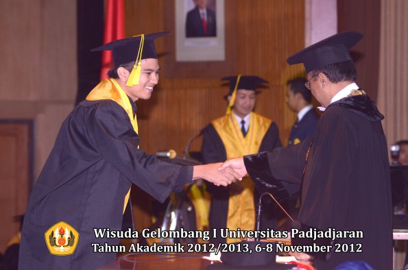 wisuda-unpad-gel-i-ta-2012_2013-fakultas-ilmu-komunikasi-oleh-rektor-056