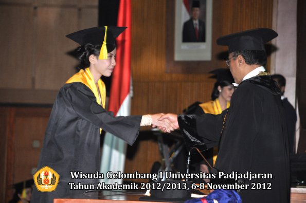 wisuda-unpad-gel-i-ta-2012_2013-fakultas-ilmu-komunikasi-oleh-rektor-060