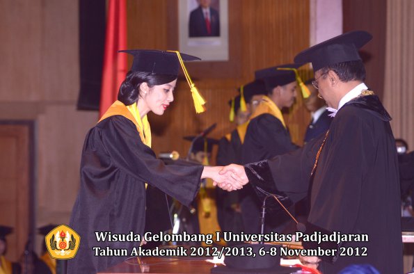 wisuda-unpad-gel-i-ta-2012_2013-fakultas-ilmu-komunikasi-oleh-rektor-061