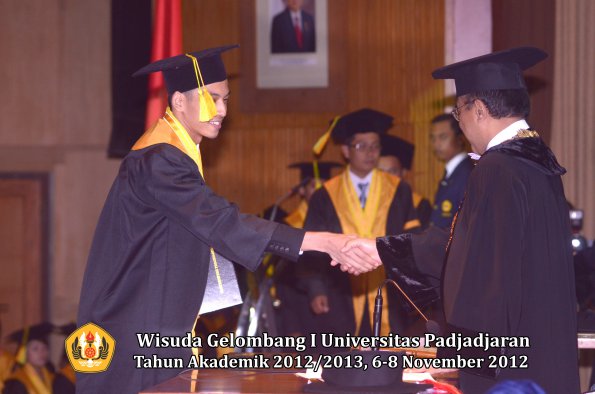 wisuda-unpad-gel-i-ta-2012_2013-fakultas-ilmu-komunikasi-oleh-rektor-062