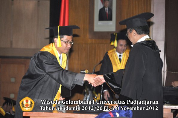 wisuda-unpad-gel-i-ta-2012_2013-fakultas-ilmu-komunikasi-oleh-rektor-063