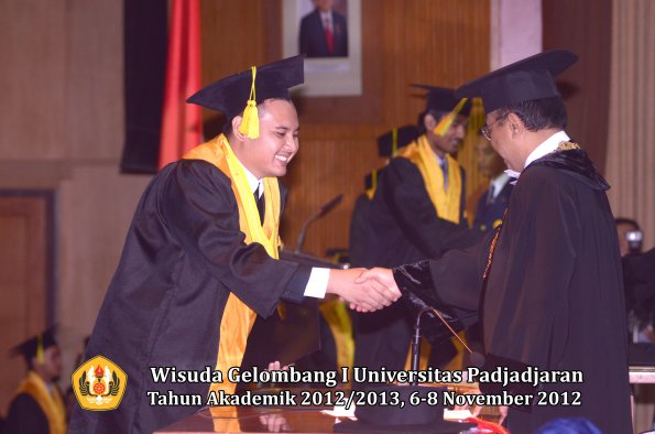 wisuda-unpad-gel-i-ta-2012_2013-fakultas-ilmu-komunikasi-oleh-rektor-064