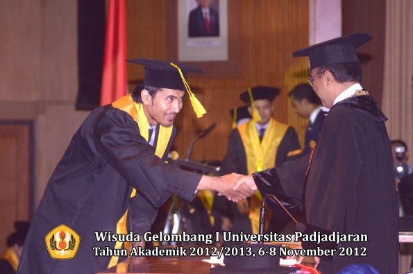 wisuda-unpad-gel-i-ta-2012_2013-fakultas-ilmu-komunikasi-oleh-rektor-065