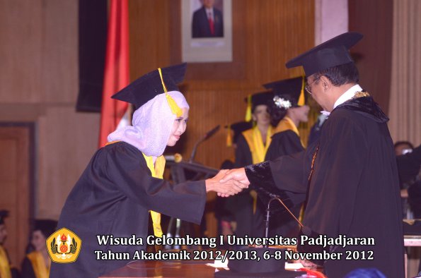 wisuda-unpad-gel-i-ta-2012_2013-fakultas-ilmu-komunikasi-oleh-rektor-067