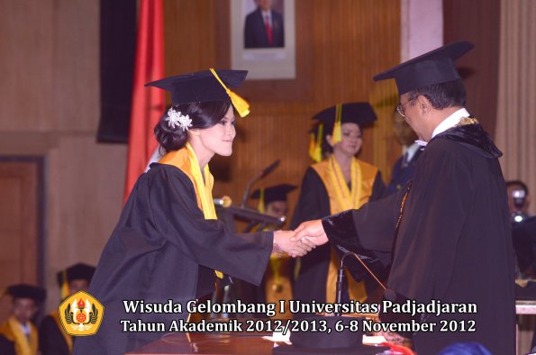 wisuda-unpad-gel-i-ta-2012_2013-fakultas-ilmu-komunikasi-oleh-rektor-068