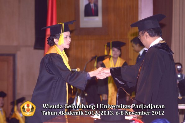 wisuda-unpad-gel-i-ta-2012_2013-fakultas-ilmu-komunikasi-oleh-rektor-069