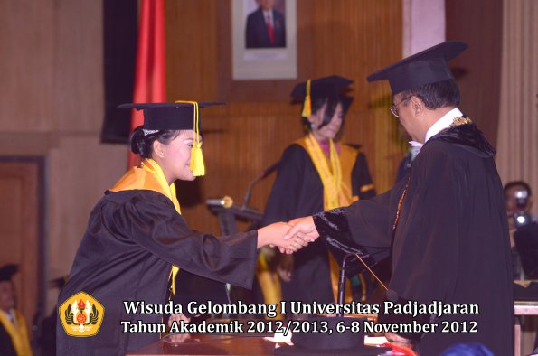 wisuda-unpad-gel-i-ta-2012_2013-fakultas-ilmu-komunikasi-oleh-rektor-070