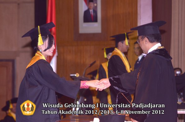 wisuda-unpad-gel-i-ta-2012_2013-fakultas-ilmu-komunikasi-oleh-rektor-071