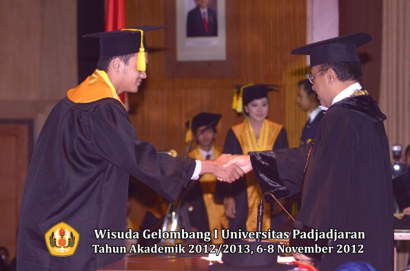 wisuda-unpad-gel-i-ta-2012_2013-fakultas-ilmu-komunikasi-oleh-rektor-072