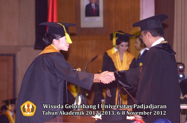 wisuda-unpad-gel-i-ta-2012_2013-fakultas-ilmu-komunikasi-oleh-rektor-073