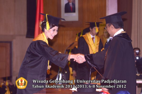 wisuda-unpad-gel-i-ta-2012_2013-fakultas-ilmu-komunikasi-oleh-rektor-074