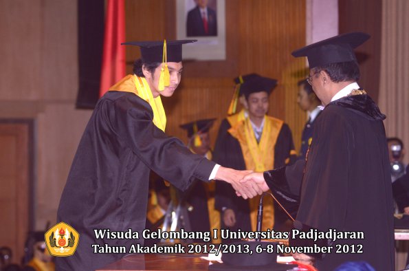 wisuda-unpad-gel-i-ta-2012_2013-fakultas-ilmu-komunikasi-oleh-rektor-075