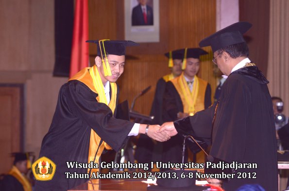 wisuda-unpad-gel-i-ta-2012_2013-fakultas-ilmu-komunikasi-oleh-rektor-076