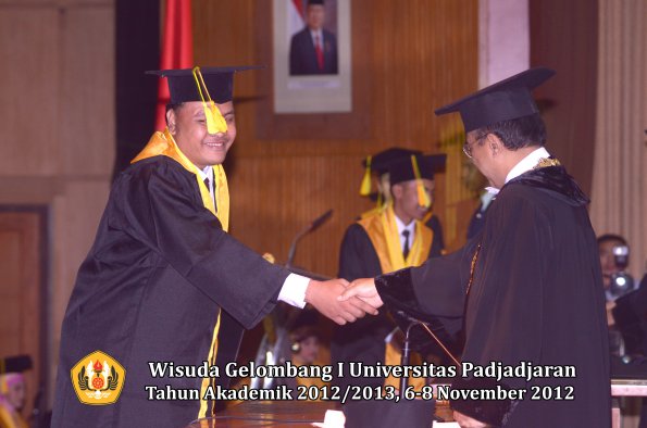 wisuda-unpad-gel-i-ta-2012_2013-fakultas-ilmu-komunikasi-oleh-rektor-078