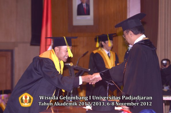 wisuda-unpad-gel-i-ta-2012_2013-fakultas-ilmu-komunikasi-oleh-rektor-079