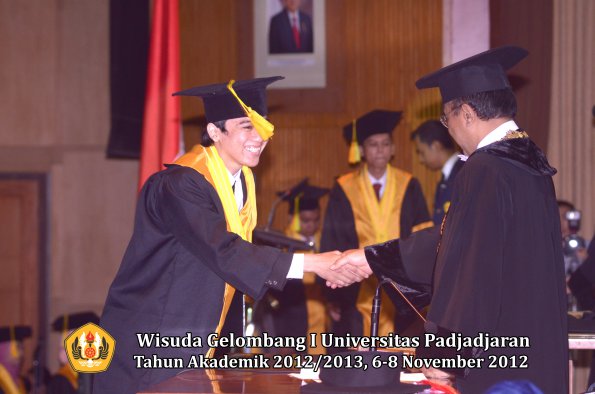 wisuda-unpad-gel-i-ta-2012_2013-fakultas-ilmu-komunikasi-oleh-rektor-080