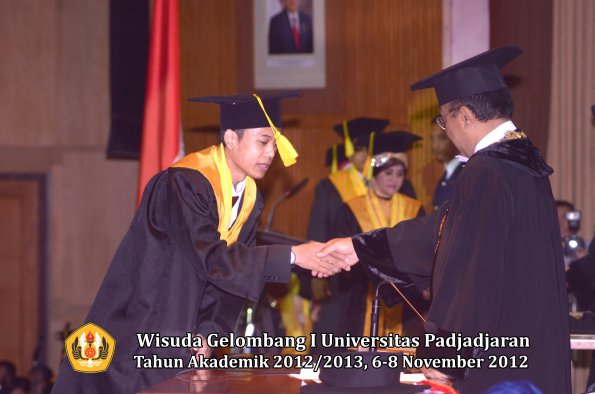 wisuda-unpad-gel-i-ta-2012_2013-fakultas-ilmu-komunikasi-oleh-rektor-081