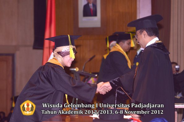 wisuda-unpad-gel-i-ta-2012_2013-fakultas-ilmu-komunikasi-oleh-rektor-082