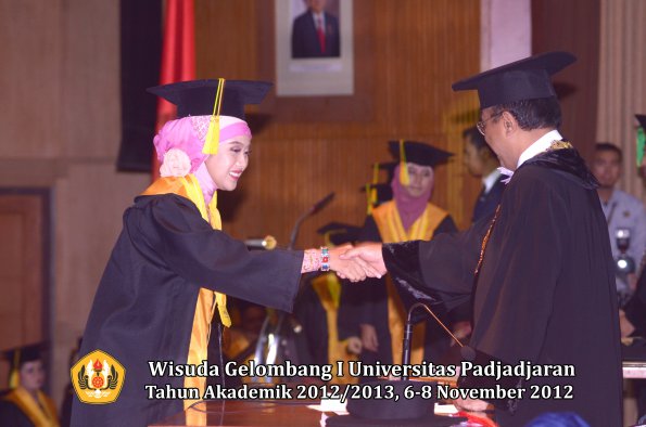 wisuda-unpad-gel-i-ta-2012_2013-fakultas-ilmu-komunikasi-oleh-rektor-086