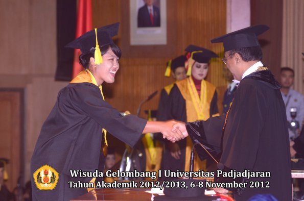 wisuda-unpad-gel-i-ta-2012_2013-fakultas-ilmu-komunikasi-oleh-rektor-089