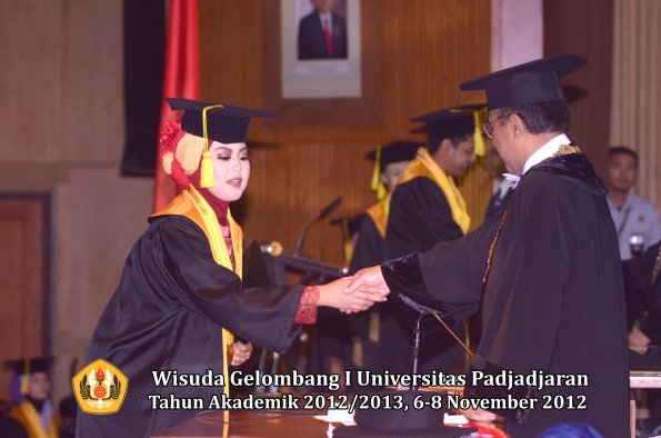 wisuda-unpad-gel-i-ta-2012_2013-fakultas-ilmu-komunikasi-oleh-rektor-090