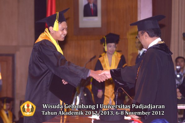 wisuda-unpad-gel-i-ta-2012_2013-fakultas-ilmu-komunikasi-oleh-rektor-091