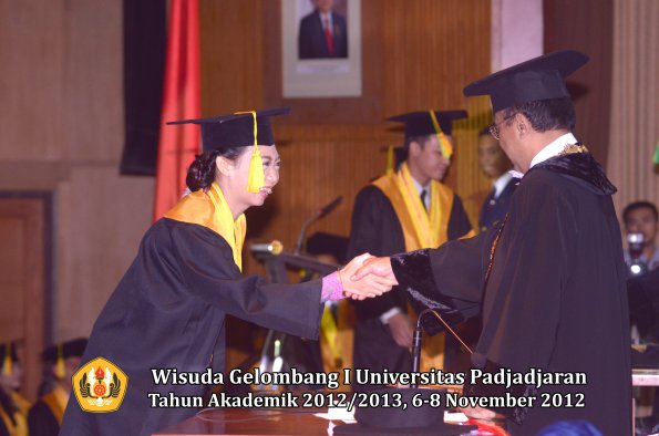 wisuda-unpad-gel-i-ta-2012_2013-fakultas-ilmu-komunikasi-oleh-rektor-092