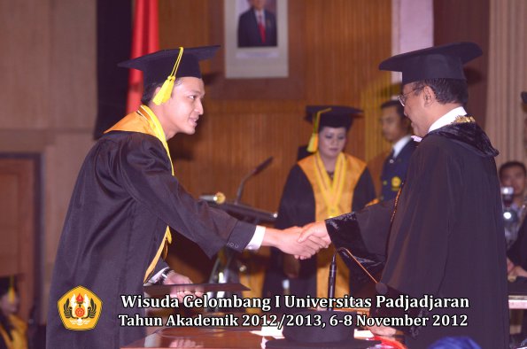 wisuda-unpad-gel-i-ta-2012_2013-fakultas-ilmu-komunikasi-oleh-rektor-093