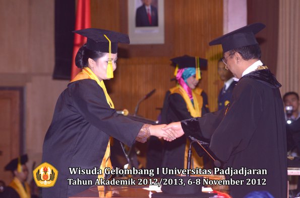 wisuda-unpad-gel-i-ta-2012_2013-fakultas-ilmu-komunikasi-oleh-rektor-094