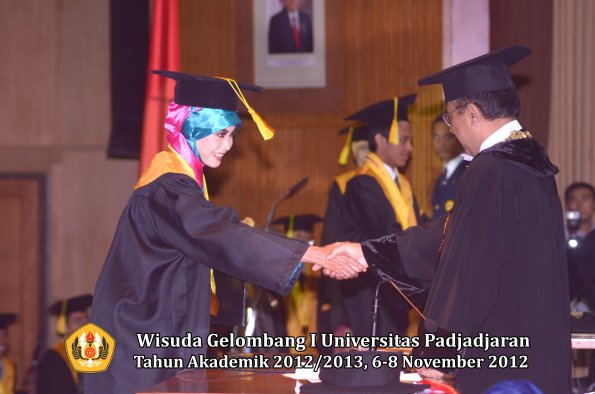 wisuda-unpad-gel-i-ta-2012_2013-fakultas-ilmu-komunikasi-oleh-rektor-095