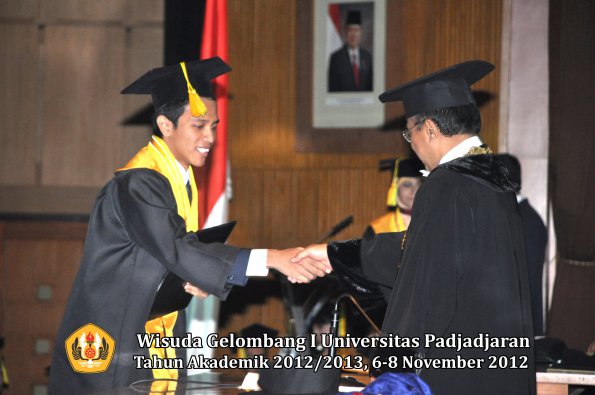 wisuda-unpad-gel-i-ta-2012_2013-fakultas-ilmu-komunikasi-oleh-rektor-096