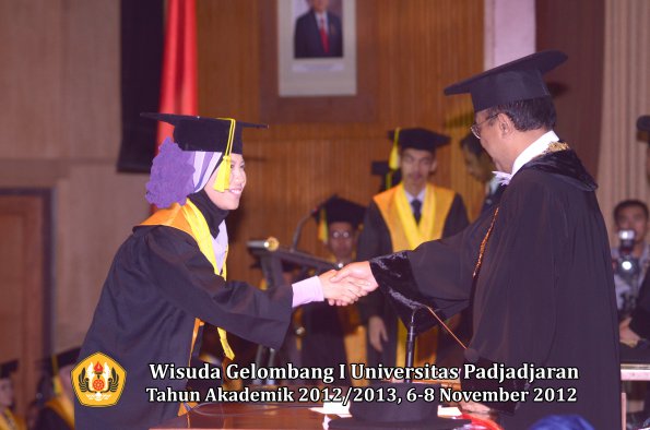 wisuda-unpad-gel-i-ta-2012_2013-fakultas-ilmu-komunikasi-oleh-rektor-098