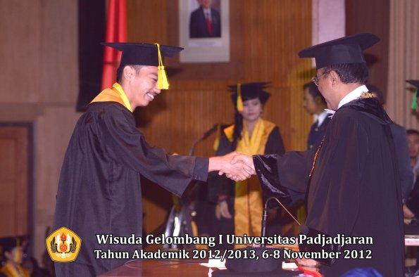 wisuda-unpad-gel-i-ta-2012_2013-fakultas-ilmu-komunikasi-oleh-rektor-099