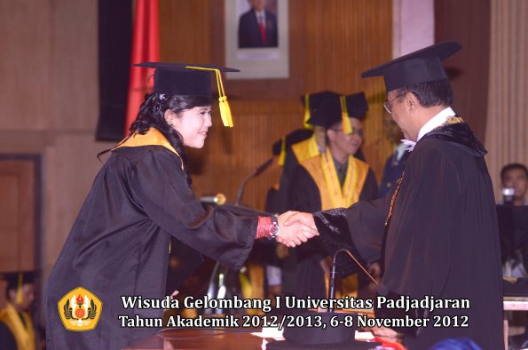 wisuda-unpad-gel-i-ta-2012_2013-fakultas-ilmu-komunikasi-oleh-rektor-100