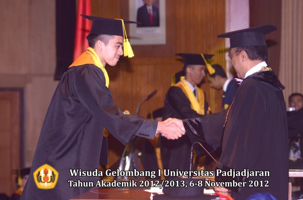 wisuda-unpad-gel-i-ta-2012_2013-fakultas-ilmu-komunikasi-oleh-rektor-102