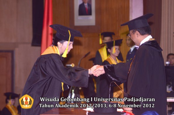 wisuda-unpad-gel-i-ta-2012_2013-fakultas-ilmu-komunikasi-oleh-rektor-105