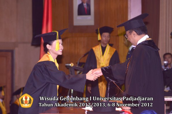 wisuda-unpad-gel-i-ta-2012_2013-fakultas-ilmu-komunikasi-oleh-rektor-106