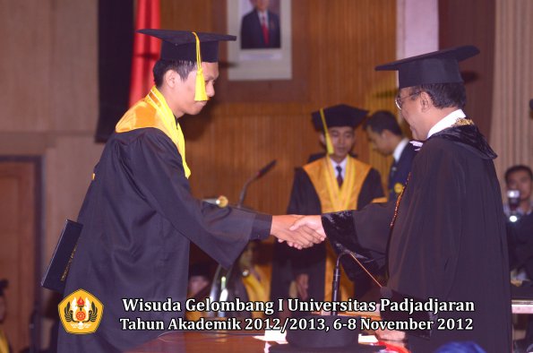 wisuda-unpad-gel-i-ta-2012_2013-fakultas-ilmu-komunikasi-oleh-rektor-107