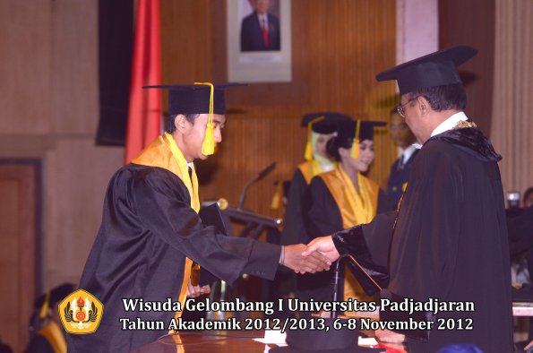 wisuda-unpad-gel-i-ta-2012_2013-fakultas-ilmu-komunikasi-oleh-rektor-108