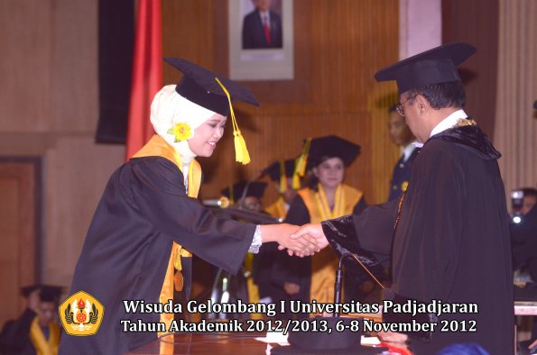 wisuda-unpad-gel-i-ta-2012_2013-fakultas-ilmu-komunikasi-oleh-rektor-110