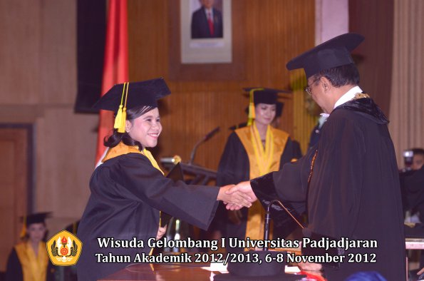 wisuda-unpad-gel-i-ta-2012_2013-fakultas-ilmu-komunikasi-oleh-rektor-111